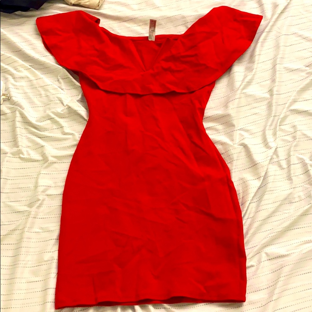Mini red dress perfect to go to the club